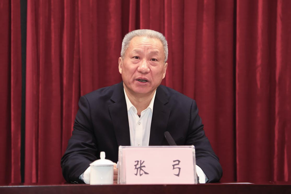 张弓代表常务委员会作工作报告