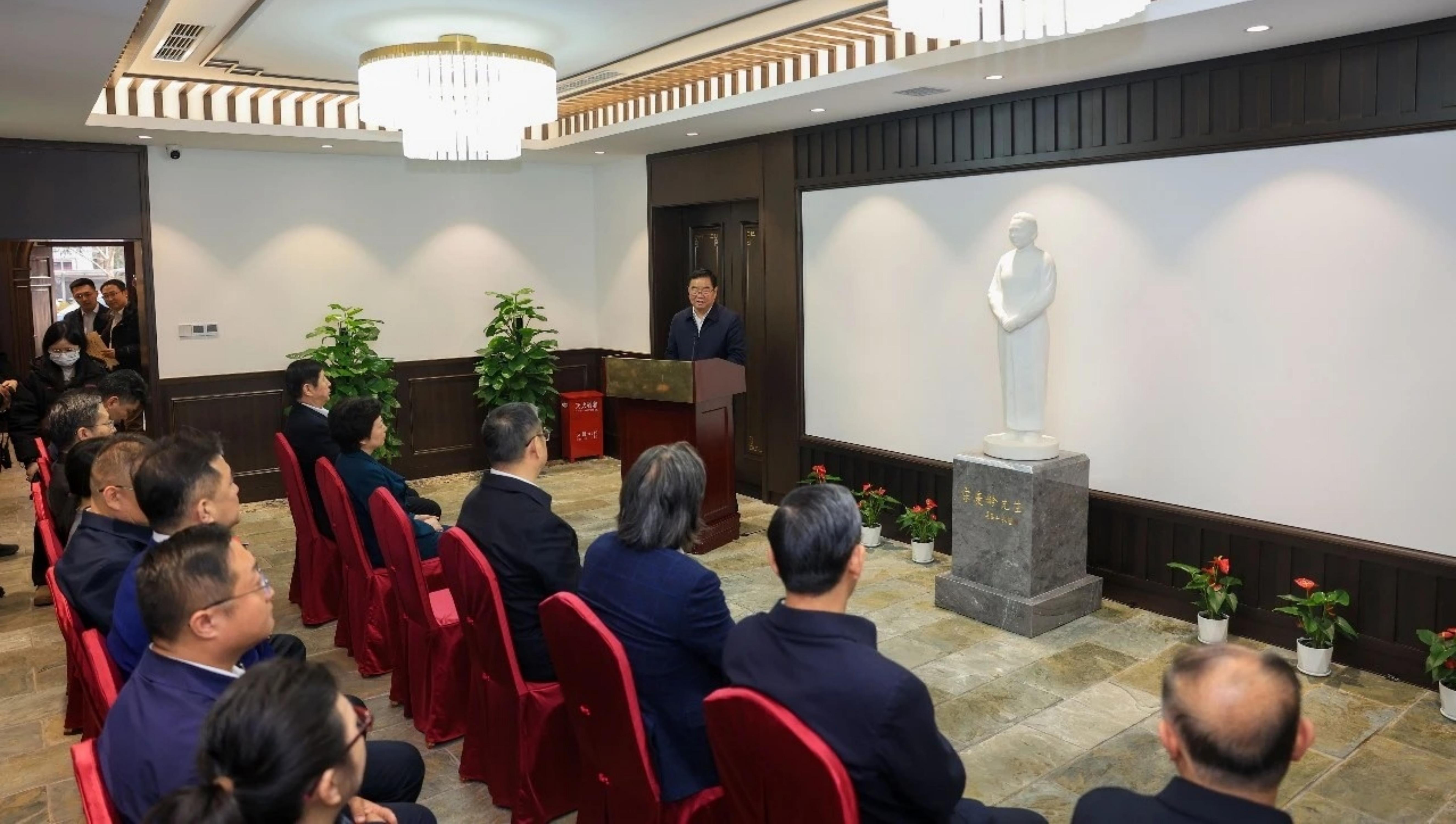 宋庆龄先生雕塑捐赠仪式在民革中央机关举行